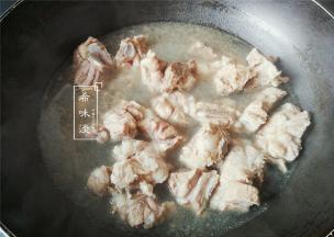 首先洗净排骨，冷锅下锅煮去血沫，再用清水冲洗掉杂质，沥干备用。