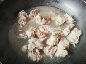 首先洗净排骨，冷锅下锅煮去血沫，再用清水冲洗掉杂质，沥干备用。