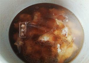 加盖上汽煮制10分钟，自然放气后开盖，汤清哦，再倒入生抽，加入1撮白砂糖和盐