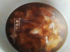 加盖上汽煮制10分钟，自然放气后开盖，汤清哦，再倒入生抽，加入1撮白砂糖和盐