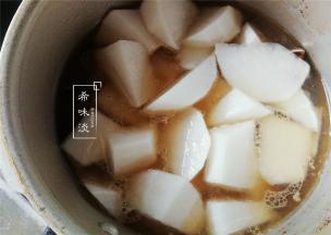 最后倒入切滚刀块的白萝卜和香菇干，再加盖煮制5分钟，自然放气后装盘即可食用。