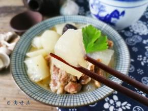 小贴士：加入白砂糖是提鲜作用，可不加，弱体质者、脾胃虚寒、胃及十二指肠溃疡、慢性胃炎、单纯甲状腺肿、先兆流产、子宫脱垂者不宜多食。注意：萝卜不宜与人参同食，脾胃虚寒者勿生食。