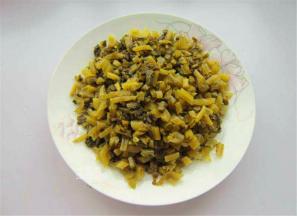 首先雪菜洗净，泡下水，稀释下盐分，切碎备用。