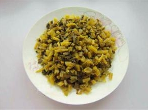 首先雪菜洗净，泡下水，稀释下盐分，切碎备用。