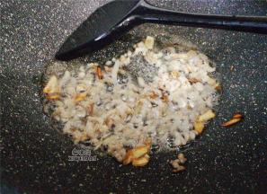 热锅倒入适量油，把切好蒜瓣放入爆香，接着把肉末倒入煸炒变色。