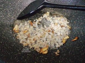 热锅倒入适量油，把切好蒜瓣放入爆香，接着把肉末倒入煸炒变色。