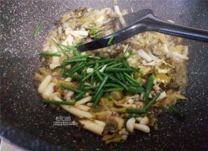最后倒入一点清水继续翻炒，汤汁沸腾后，放入葱段炒下即可起锅食用了。