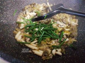 最后倒入一点清水继续翻炒，汤汁沸腾后，放入葱段炒下即可起锅食用了。