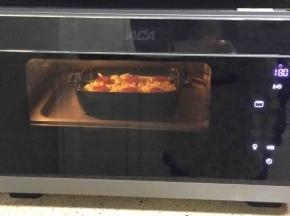 烤箱预热好，180度只开上火，10分钟左右至芝士融化即可。