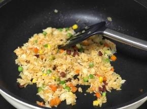 炒至米粒粒粒分明，调料炒匀即可关火。