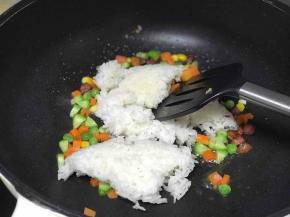 然后加入米粉及所有配菜丁翻炒均匀。