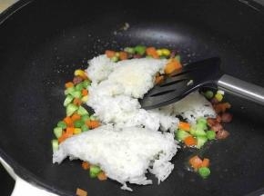 然后加入米粉及所有配菜丁翻炒均匀。