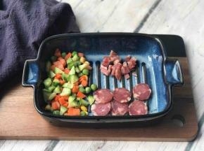 腊肠切6片后其余切丁，各种配菜也切丁。