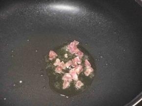 油烧热倒入腊肠粒翻炒。