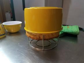 刚出炉的戚风一定要马上倒扣，防止回缩，冷却后脱模，切块即可享用(直接吃已经非常好吃了)。