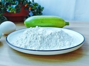 准备需要的面粉、鸡蛋、西葫芦。