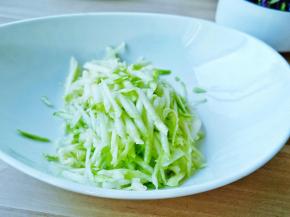 西葫芦削皮擦成丝，里面的芯可以另外做汤用。