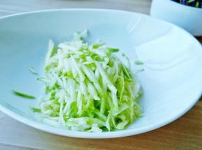 西葫芦削皮擦成丝，里面的芯可以另外做汤用。