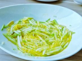 加上两个鸭蛋、盐2克、用筷子顺着一个方向搅拌开。