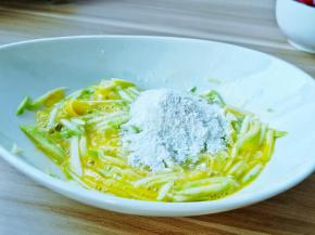 加上面粉80克（中筋面粉就可以）