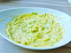 搅拌均匀至无干粉状即可。