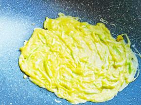 用铲子摊平整一点。