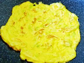  小火煎到两面呈金黄色即可。