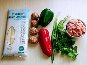 准备食材，猪肉提前绞成肉糜。