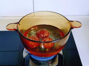 香菇冷水冲洗，再焯水，冷水入锅，烧开煮2分钟左右捞出。