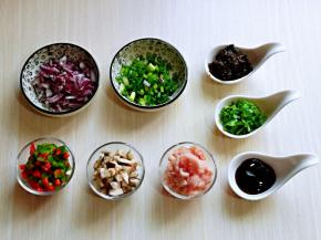 洋葱去皮切丁，小葱，香菜去根洗干净切碎，焯水的香菇切丁，准备工作做好。