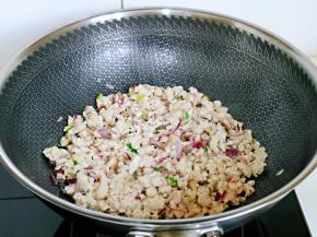 加入肉糜翻炒至变色。