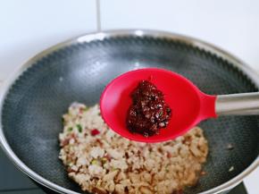 再加入豆瓣酱，豆瓣酱没有要求，选用自己平时用的豆瓣酱都可以。