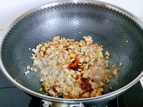 再加入蚝油，翻炒均匀。