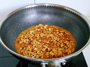 加入半小碗纯净水，大火烧开转中火翻炒1分钟。