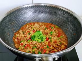 淀粉用少许水化开，倒入肉酱中，快速翻炒至粘稠，加入切好的香菜，翻炒均匀关火盛出备用。