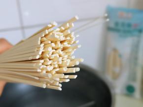 准备煮面，锅中加入纯净水烧开。(我选用的是空芯面，口感特好，且不易糊)