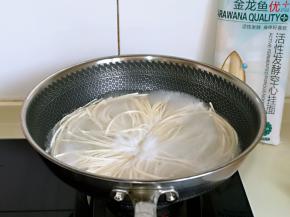 水烧开后下入挂面，大火煮面。