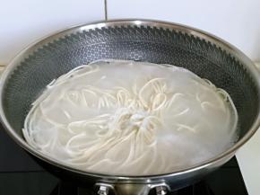 烧沸后淋上两次冷水，差不多就好了，约5分钟左右。