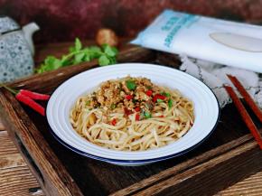 煮好的面捞出过冷水，再淋干水分，放入面碗中，盛上肉酱。