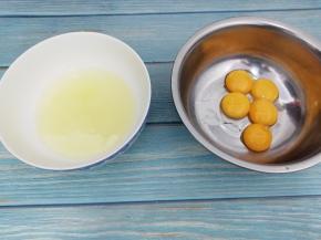 蛋黄和蛋清分别放在无水无油的盆中