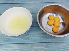 蛋黄和蛋清分别放在无水无油的盆中