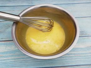 再加入牛奶搅拌均匀