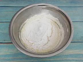 再把面粉筛入，划Z字形搅拌均匀至无颗粒