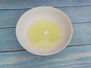 蛋清中加入几滴柠檬汁，再分三次加入剩下的白糖，先用电动打蛋器打到鱼眼泡泡状，再加入一部分，最后一次加入剩下的糖继续打发