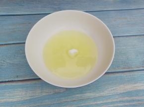 蛋清中加入几滴柠檬汁，再分三次加入剩下的白糖，先用电动打蛋器打到鱼眼泡泡状，再加入一部分，最后一次加入剩下的糖继续打发