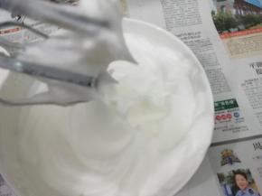 提起打蛋器观察蛋白状态，皇现完全直立的尖尖的角就好了