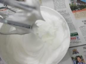 提起打蛋器观察蛋白状态，皇现完全直立的尖尖的角就好了