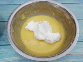 把打好的蛋白分三次倒入蛋黄糊里，翻拌均匀