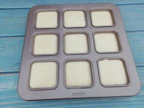 然后倒入模具中，再震几下，震出大气泡