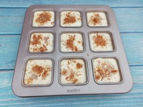 在上面撒上肉松和白芝麻，放入提前预热好的烤箱中，中层150度烤20分钟